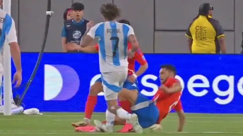 De Paul increíblemente no se fue expulsado por este planchazo.