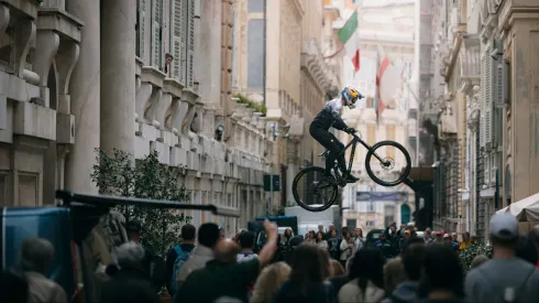 Tomas Slavik recorrió las calles de Génova para probar el recorrido de la serie Cerro Abajo que en octubre se sumará al circuito mundial.