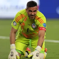 Claudio Bravo es baja en la Roja ante Canadá y atajará Gabriel Arias