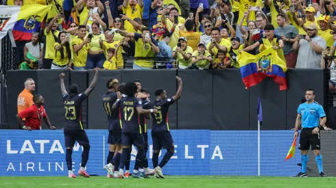 Los jugadores de Ecuador festejan el gol de Kendry Páez ante Jamaica.