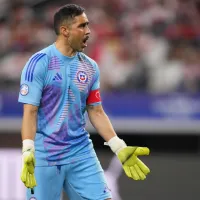Claudio Bravo muestra la jineta de la Roja y pide castigo para los encargados del VAR