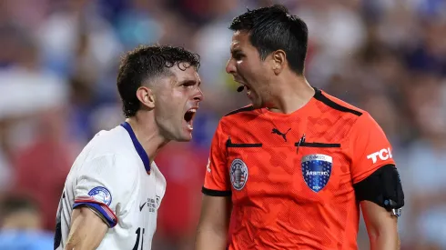 Christian Pulisic le reclama a Kevin Ortega.