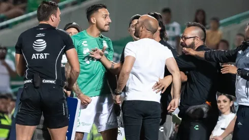 Javier Correa ante Eduardo Arce, DT del Puebla, en 2021.