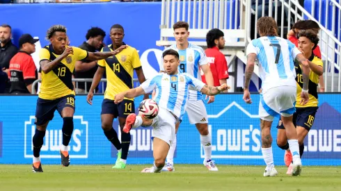 Gonzalo Montiel con el balón en el último amistoso entre Argentina y Ecuador.