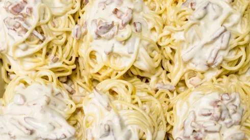 Spaghetti carbonara con salsa blanca.