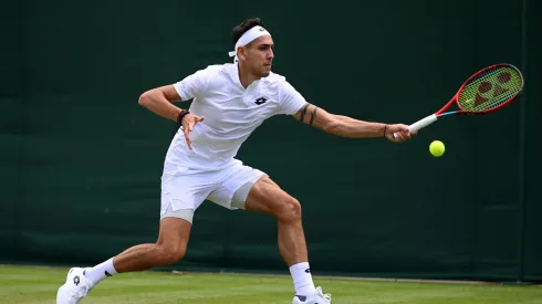 Alejandro Tabilo sigue ganando sobre césped.