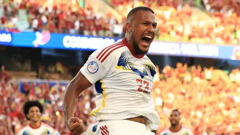 El goleador de Venezuela, Salomón Rondón, festeja su gol frente a Jamaica en la tercera fecha de la fase de grupos de la Copa América 2024.