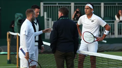 Alejandro Tabilo en el partido de primera ronda de Wimbledon 2024 contra Daniel Evans.