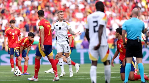 Toni Kroos lesionó a Pedri.