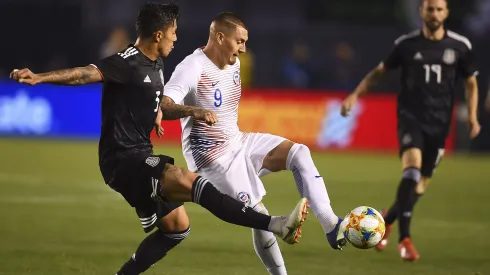 Carlos Salcedo marca a Nicolás Castillo en un amistoso entre Chile y México. ¡Su nombre conmueve en suelo mexicano!