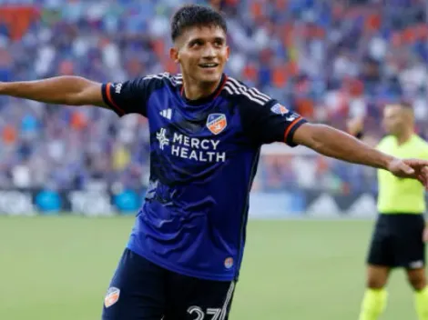 De pasar inadvertido en la UC a humillar al equipo de Messi