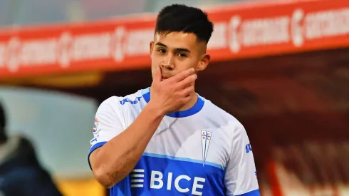 Aravena todavía no ha podido partir de Universidad Católica.