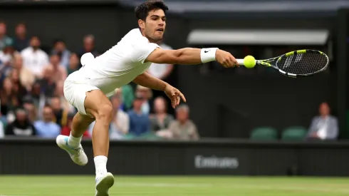 Carlos Alcaraz (3°) en el enfrentamiento de octavos de final de Wimbledon 2024.