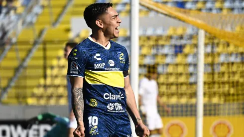 Joan Cruz celebró así ante U. de Chile.