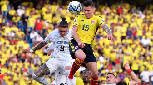 Mateus Uribe y Darwin Núñez pelean por el balón en el aire en el último enfrentamiento entre Colombia y Uruguay.