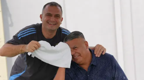 Claudio Tapia aclaró el porqué de tener un sirviente para secar el sudor.