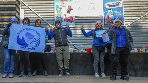 Santiago, 10 julio 2024.<br />
Trabajadores del supermercado Lider se manifiestan durante el paro que mantiene cerrada la cadena de Supermercados.<br />
Marcelo Hernandez/Aton Chile