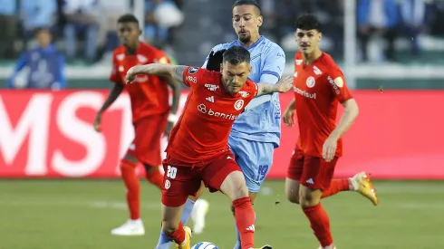 Charles Aránguiz se mantiene en Inter de Brasil.