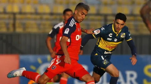 Lautaro Pastrán presiona a Leandro Fernández.