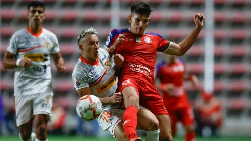 Los jugadores de Cobreloa y Unión La Calera pelean por el balón en el último enfrentamiento entre ambos.