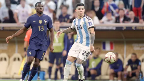 Enzo Fernández enfrentando a Francia el 2022. En el país europeo le hicieron la cruz al argentino