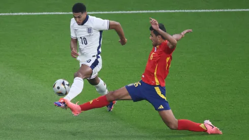 Jude Bellingham y Rodri pelean por la pelota en la final de la Euro 2024 entre Inglaterra y España.