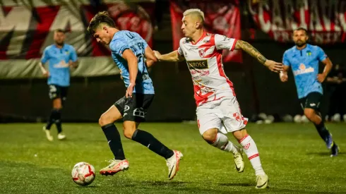 Simón Contreras y Yerco Oyanedel disputan el balón en el último enfrentamiento entre O'Higgins y Deportes Copiapó.