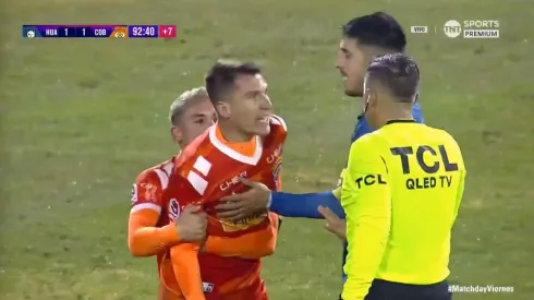 Insaurralde ante Benjamín Saravia mientras Nahuel Donadell intenta frenarlo.