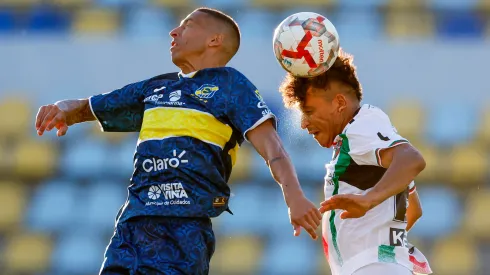 Los jugadores de Everton y Palestino pelean por el balón en el aire.