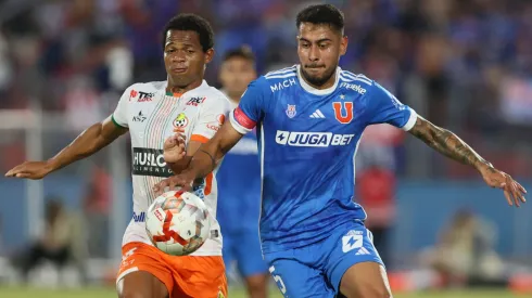 Emmanuel Ojeda y Cesar Munder pelean por la pelota en el último partido entre Cobresal y Universidad de Chile.