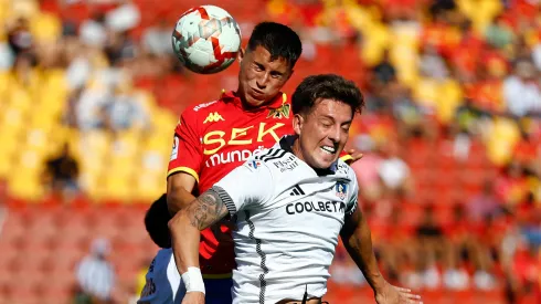 Villagra y Parra disputan el balón en el último partido de Colo Colo vs Unión Española.