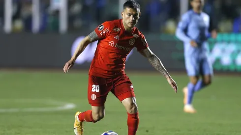Charles Aránguiz jugando por Inter de Porto Alegre.