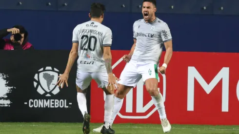 Guillermo Cotugno festeja el gol de Racing Club de Montevideo contra Huachipato.