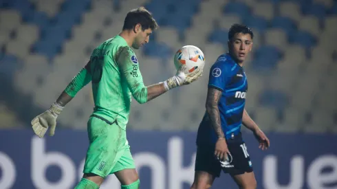 Rodrigo Odriozola, arquero de Racing Club de Montevideo, en el partido de ida contra Huachipato.