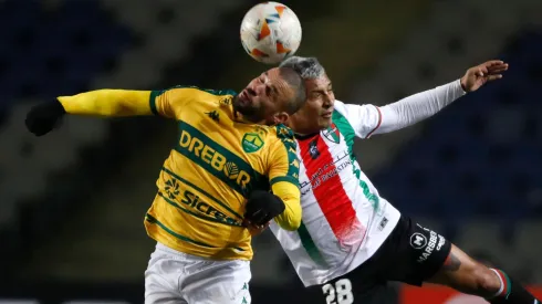 André Luis y Dilan Zúñiga disputan el balón en el aire en el partido de ida de los dieciseisavos de final entre Palestino y Cuiabá.