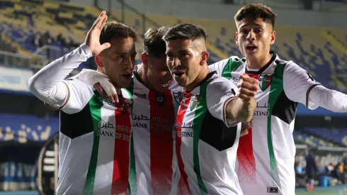 Los jugadores de Palestino festejan el gol de Nicolás Linares contra Cuiabá, en el partido de ida de los dieciseisavos de final de la Copa CONMEBOL Sudamericana 2024.