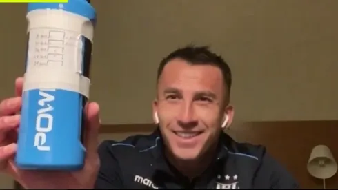 Fabián Cerda mostró orgulloso el torpedo que armó junto al preparador de arqueros y los otros goleros del Huachi.