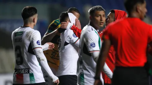 Los jugadores de Palestino y Cuiabá apoyan a Joe Abrigo que falló un penal en el último minuto.