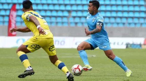 Edson Puch conduce el balón en el partido de la primera rueda entre Everton y Deportes Iquique.