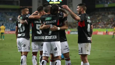 Bryan Carrasco se abraza con Gonzalo Sosa en Cuiabá.