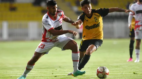 Los jugadores de Deportes Copiapó y Coquimbo Unido disputan el balón.