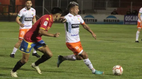 Los jugadores de Unión Española y Cobresal disputan el balón en el enfrentamiento de la primera rueda.