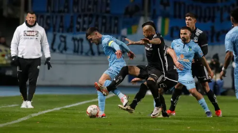 Arturo Vidal busca el balón en el partido entre Colo Colo y O'Higgins por Copa Chile 2024.