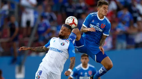 Alessandro Riep y Franco Calderón disputan el balón en el aire en el último enfrentamiento entre Audax Italiano y Universidad de Chile.
