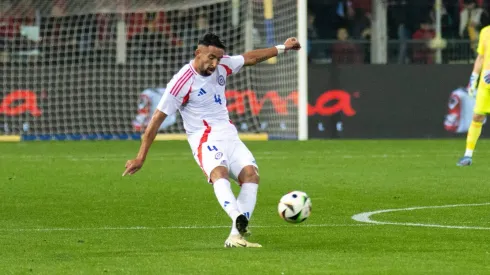 Mauricio Isla sigue sin saber si llegará o no a Colo Colo.