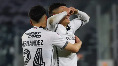 Leandro Hernández abraza a Lucas Cepeda, artífice de la victoria alba ante O'Higgins.