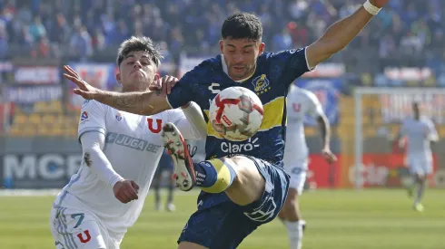 Cristián Riquelme en acción ante Maximiliano Guerrero de Universidad de Chile.