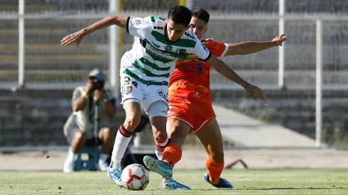 Los jugadores de Cobreloa y Palestino pelean por el balón en el encuentro de primera rueda.
