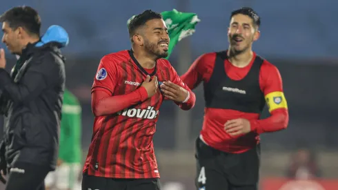 Los jugadores de Huachipato festejan la clasificación por penales contra Racing Club de Montevideo.