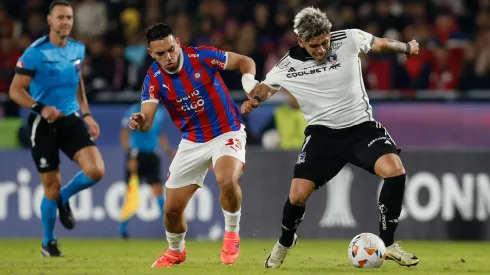 Palacios conduce el balón en el partido entre Colo Colo y Cerro Porteño, por la Copa CONMEBOL Libertadores 2024.